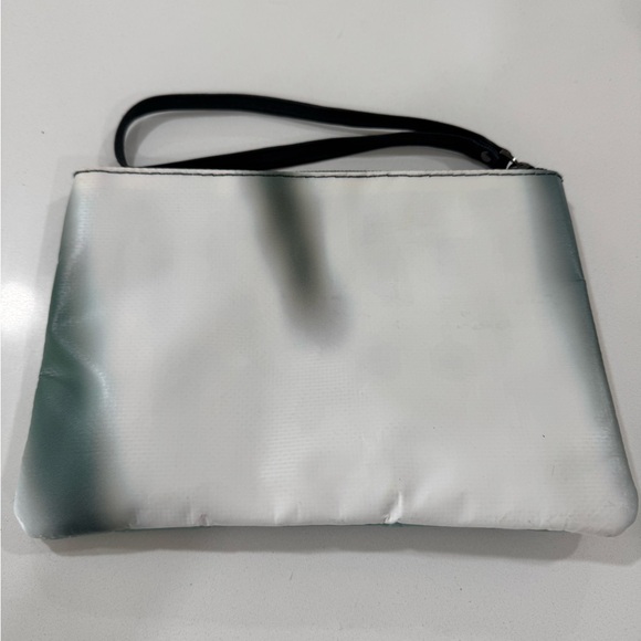 Rareform unisex Green pouch made from recycled billboards - Picture 2 of 4